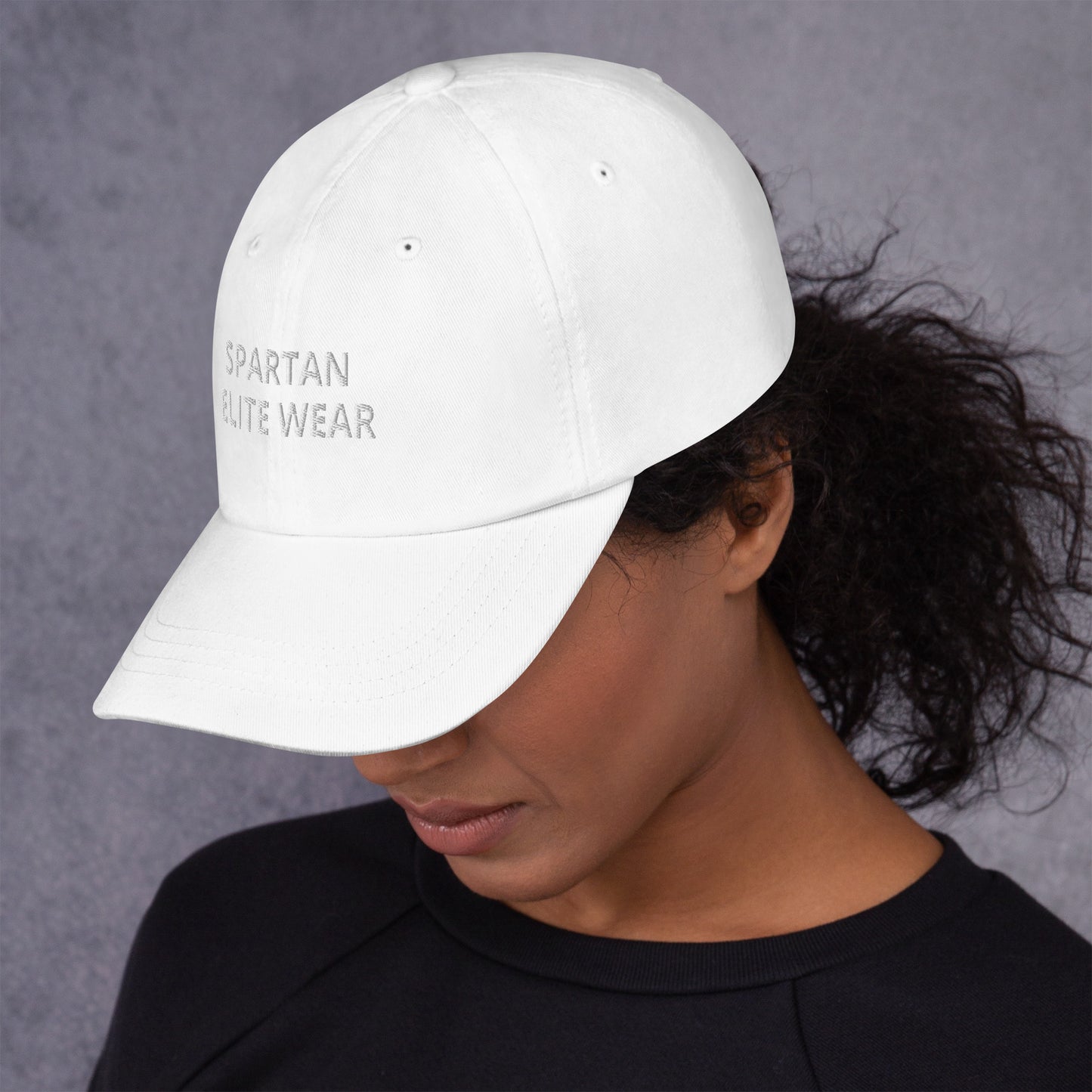 Casquette HELION - Casquette SEW Brodée Edition Limitée, symbole d'appartenance à Spartan Elite Wear, disponible en blanc.