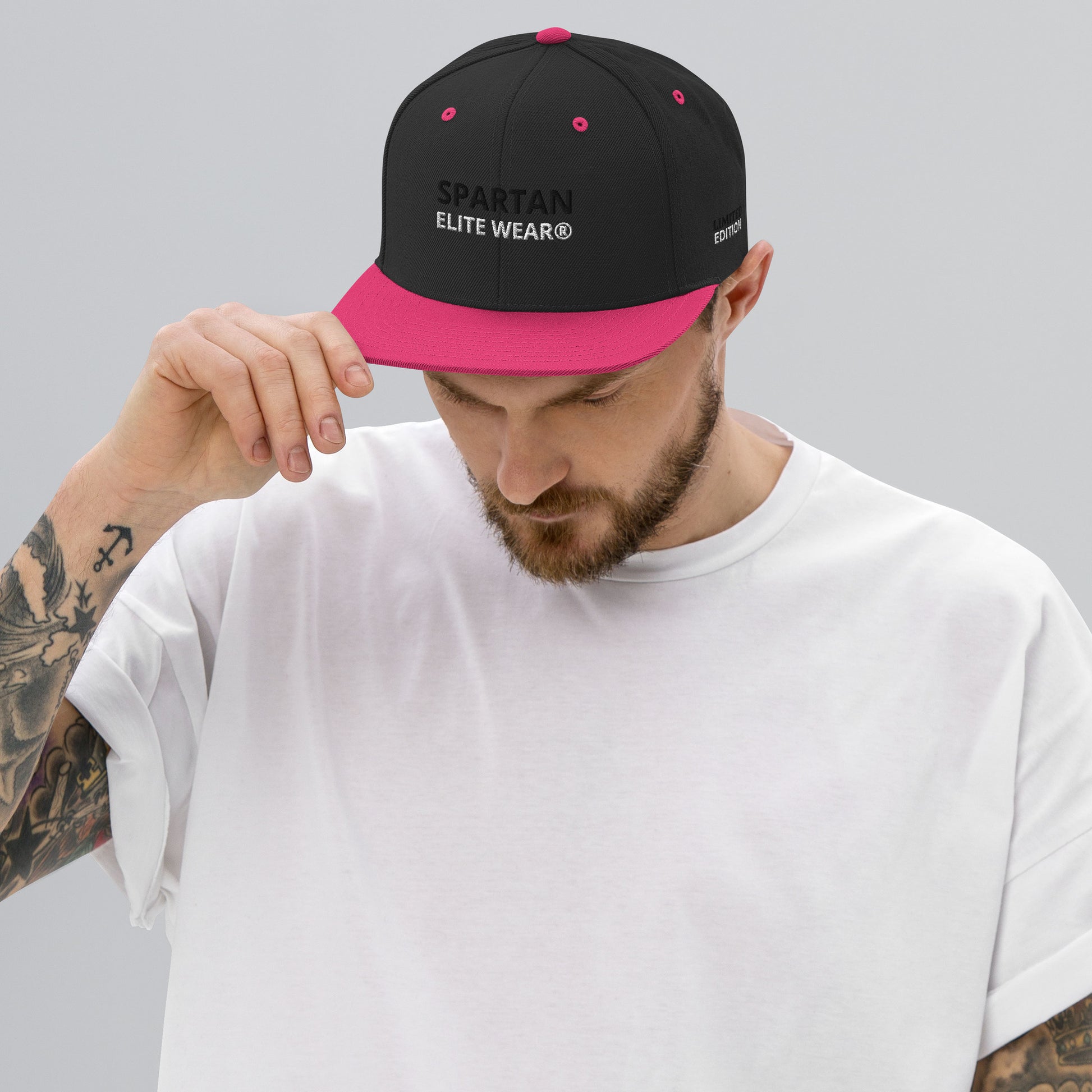 Casquette SPARTO SEW Brodée Édition Limitée en noir et rose, symbole de l'élite Spartan, seulement 50 pièces.